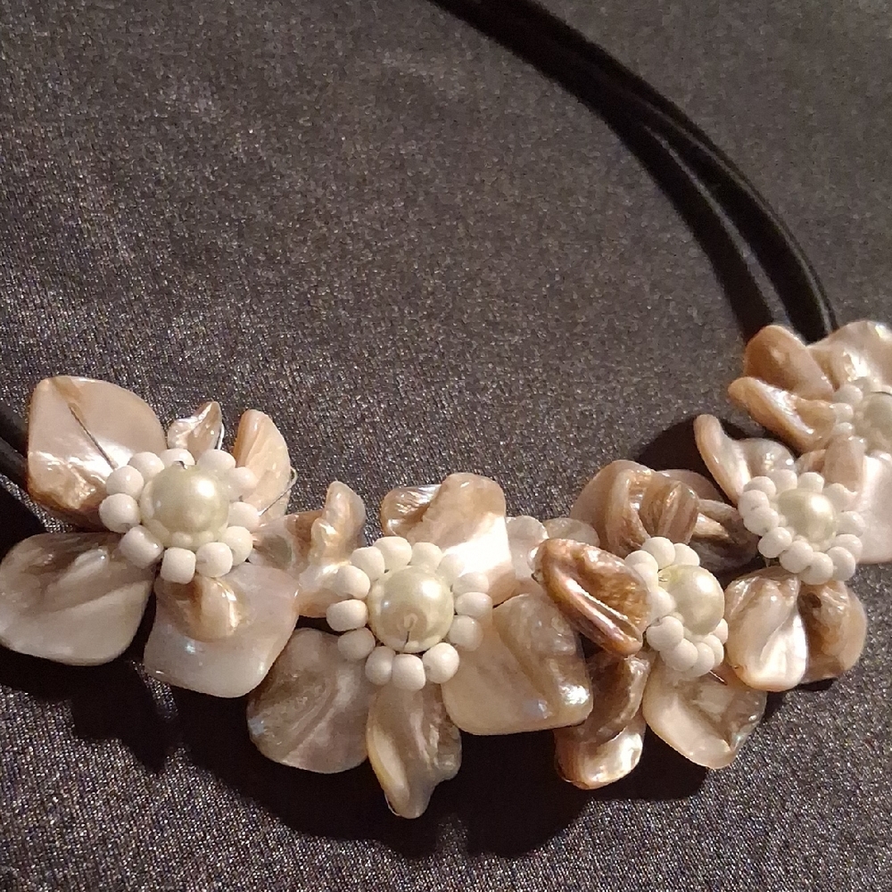 Floral Pearl & Shell Collar Necklace 20 In Long.